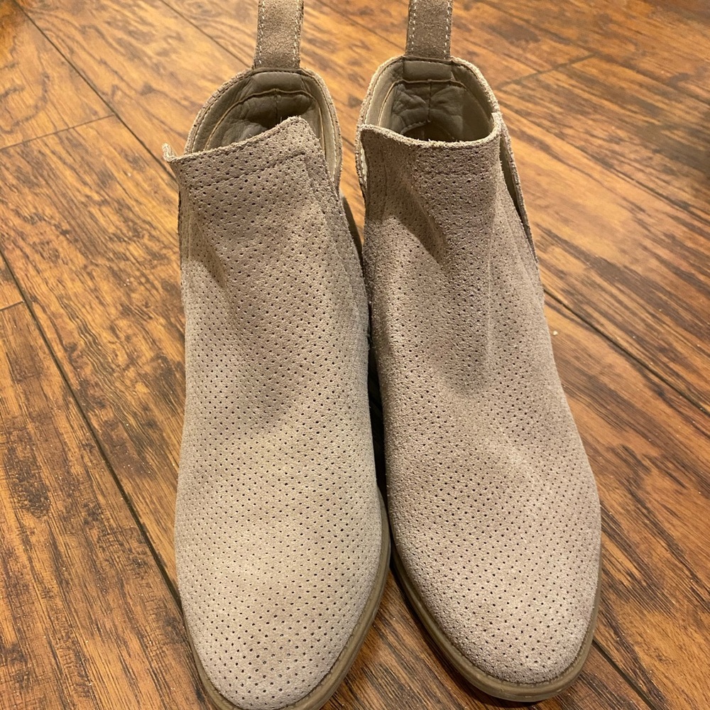 Dolce vita size 7 ankle booties never worn.